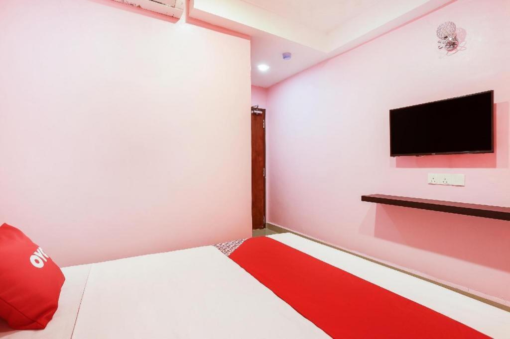 OYO 89387 Sun Keerana Hotel Klang Bagian luar foto