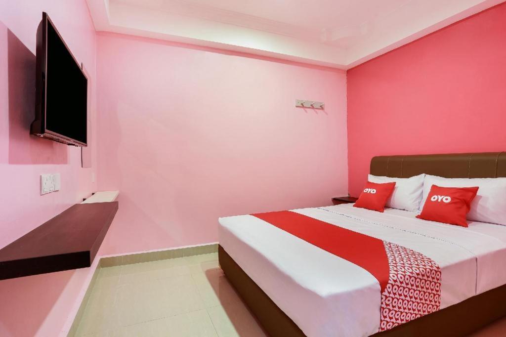 OYO 89387 Sun Keerana Hotel Klang Bagian luar foto