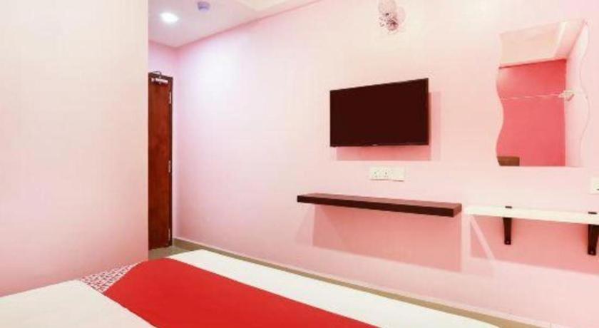 OYO 89387 Sun Keerana Hotel Klang Bagian luar foto