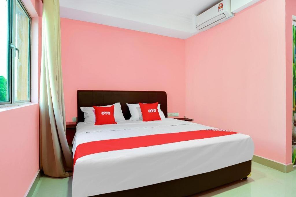 OYO 89387 Sun Keerana Hotel Klang Bagian luar foto