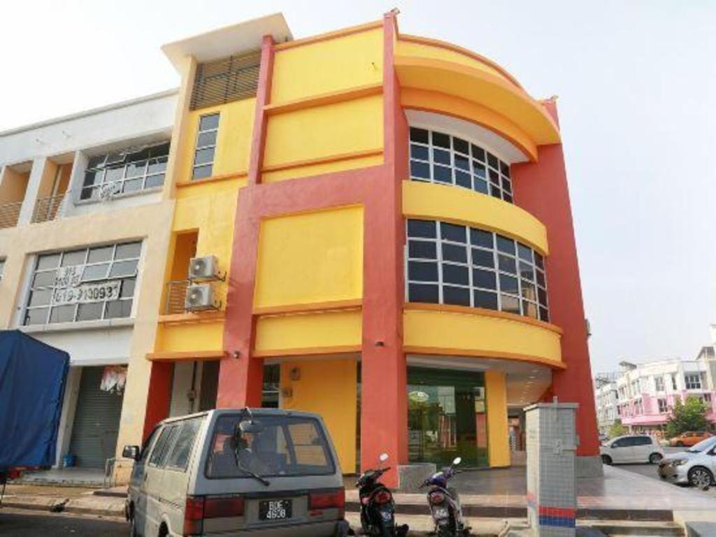 OYO 89387 Sun Keerana Hotel Klang Bagian luar foto